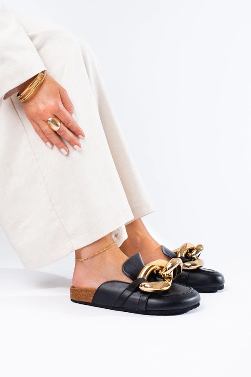 Pantofole nere con massiccia catena... Pantofole nere con massiccia catena...