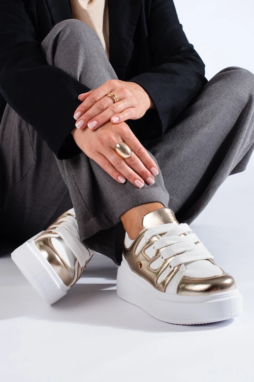 Scarpe modello sneakers con plateau...