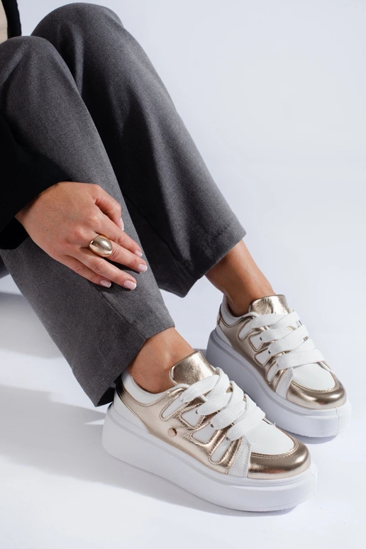 Scarpe modello sneakers con plateau...