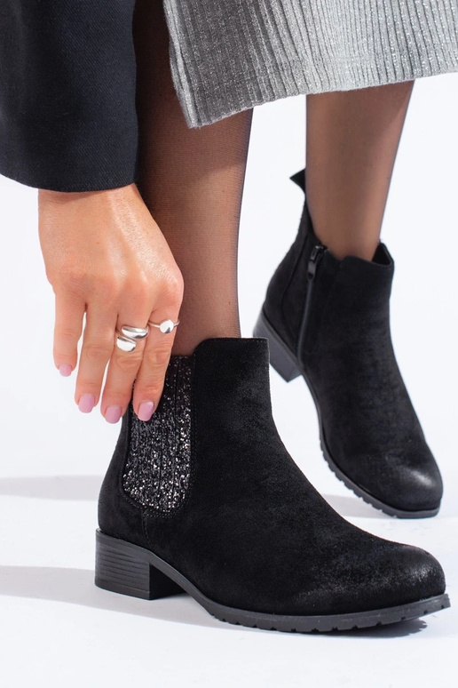 realizzato in pelle scamosciata nera...