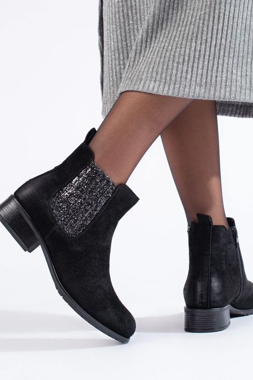 realizzato in pelle scamosciata nera...