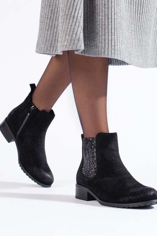 realizzato in pelle scamosciata nera...