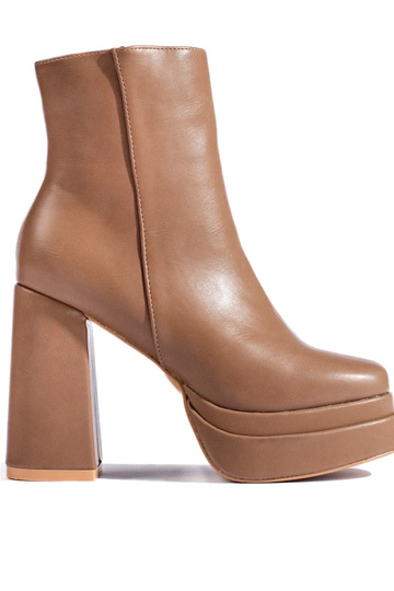 scarpe beige con tacchi alti