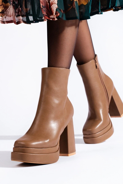 scarpe beige con tacchi alti