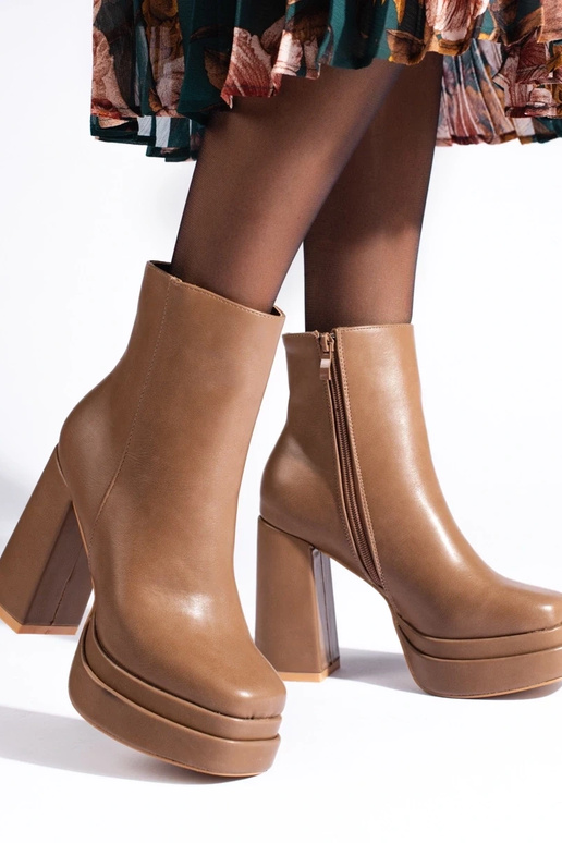 scarpe beige con tacchi alti