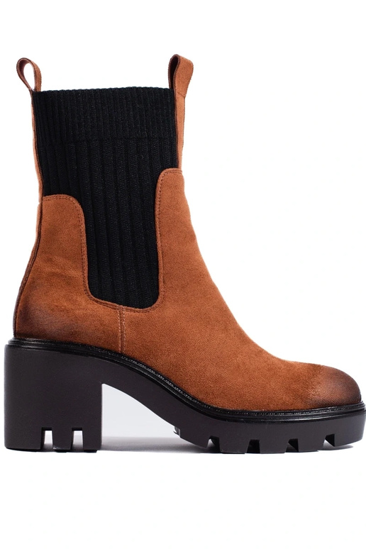 scarpe con fibbia marrone su un palo...