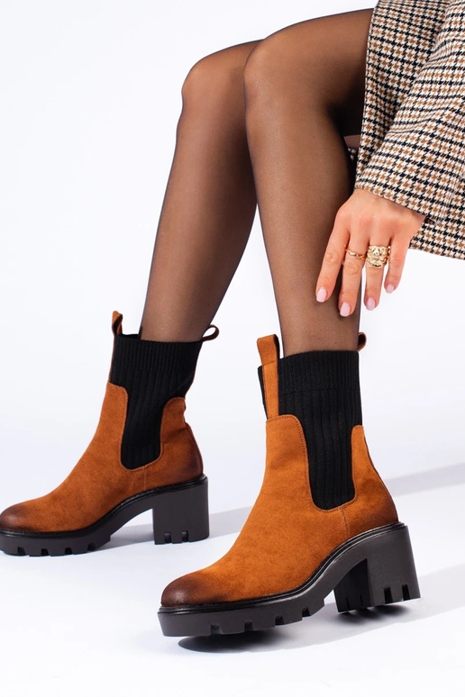 scarpe con fibbia marrone su un palo...