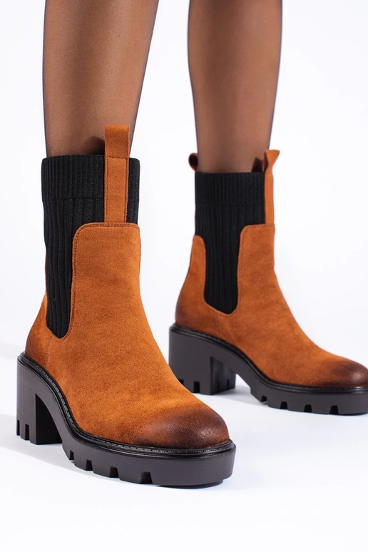 scarpe con fibbia marrone su un palo...