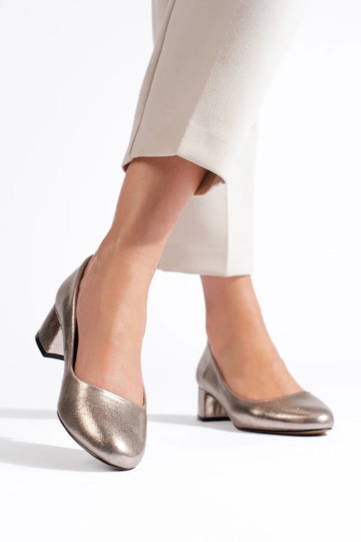 Le scarpe col tacco alto sono scure