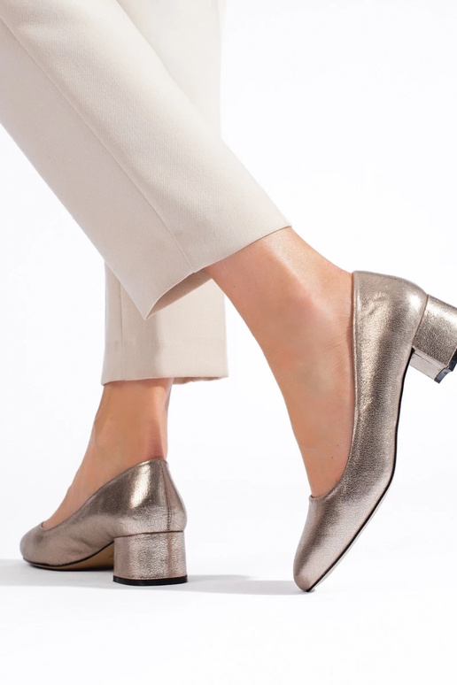 Le scarpe col tacco alto sono scure