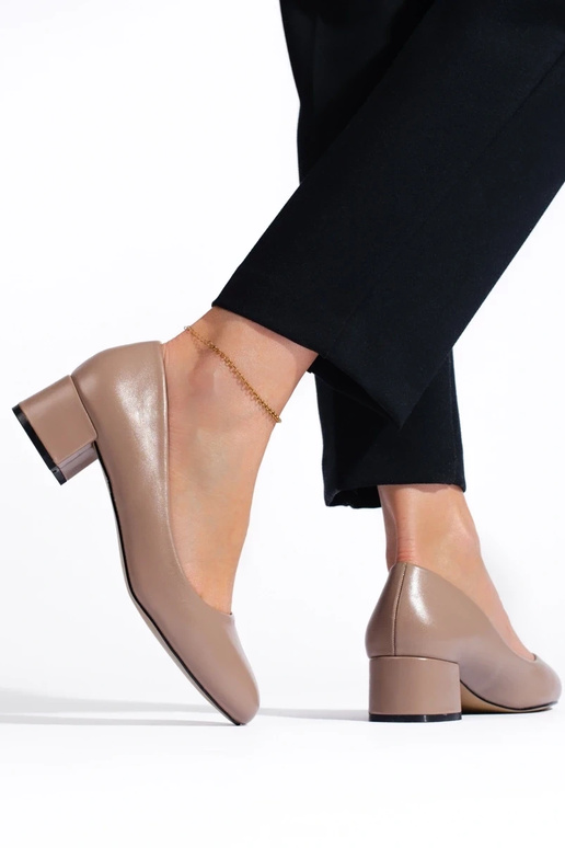 Le scarpe col tacco alto sono scure