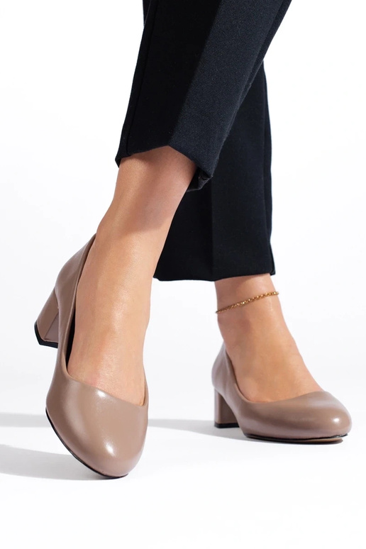 Le scarpe col tacco alto sono scure