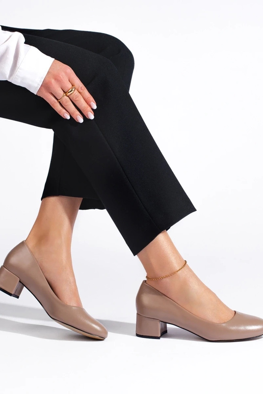 Le scarpe col tacco alto sono scure