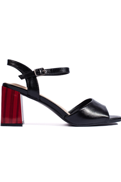 sandali di colore nero sul tallone