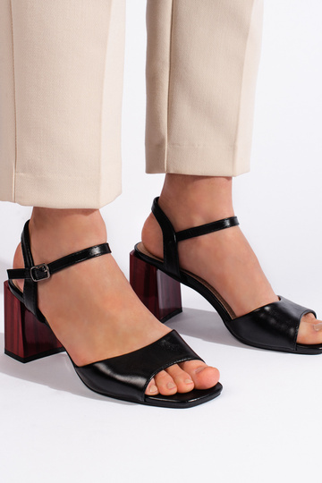 sandali di colore nero sul... 2