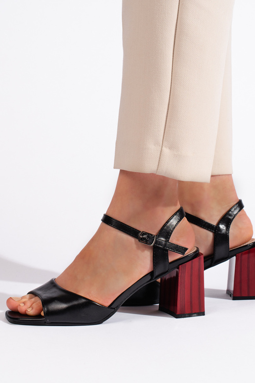 sandali di colore nero sul tallone