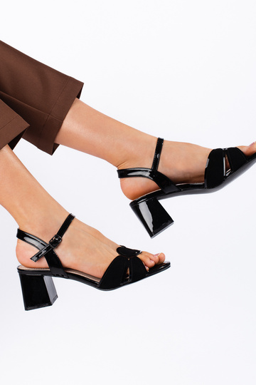 sandali con effetto lacca... 2