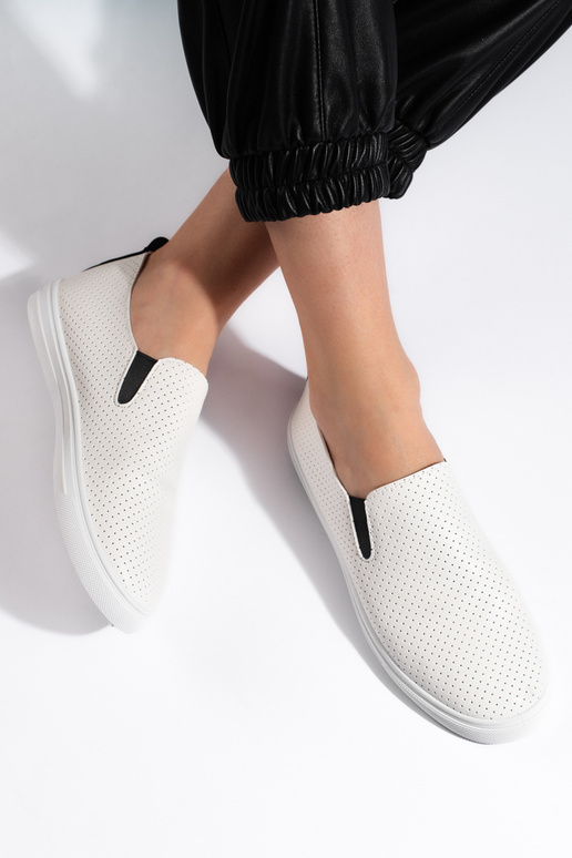 con elementi traforati, scarpe...