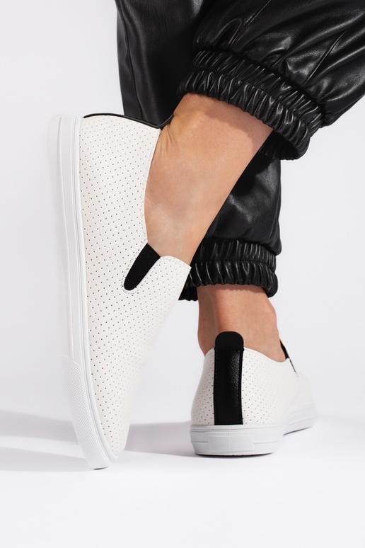 con elementi traforati, scarpe...