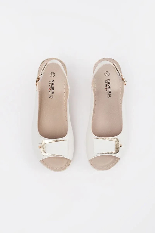 Sandali bianchi con zeppa bassa...