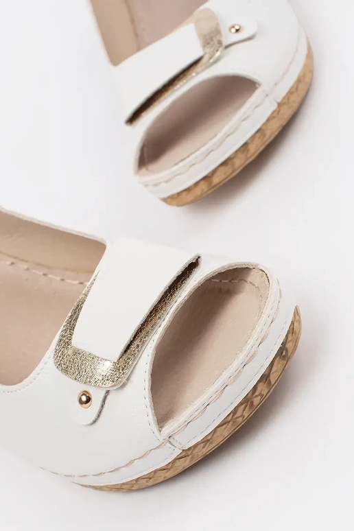 Sandali bianchi con zeppa bassa...