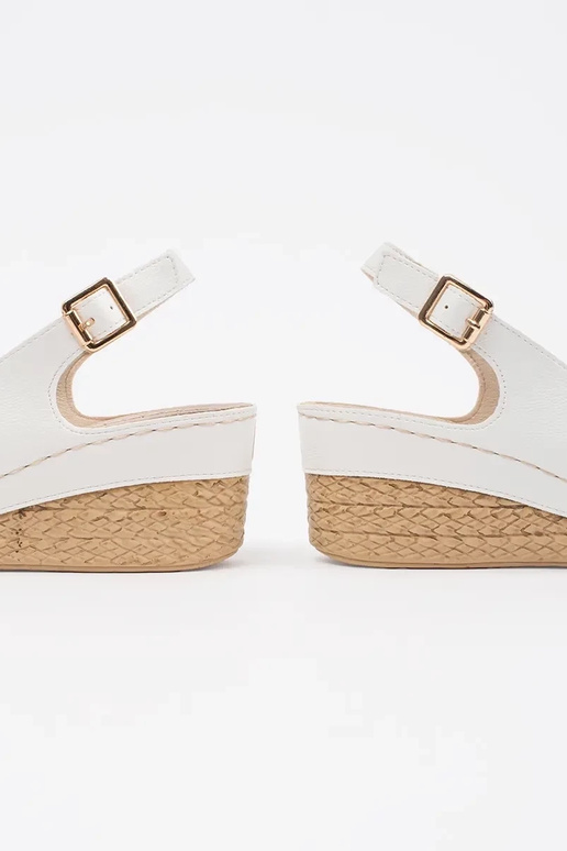 Sandali bianchi con zeppa bassa...