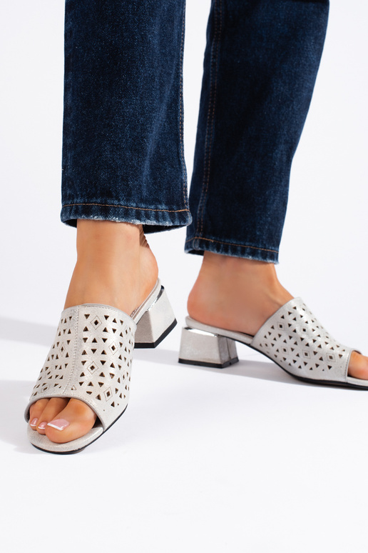 Ciabatte con dettagli in pizzo color...