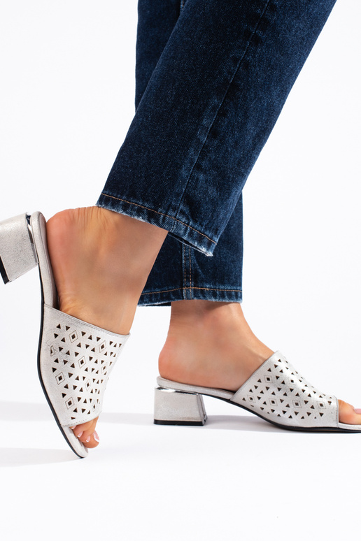 Ciabatte con dettagli in pizzo color...