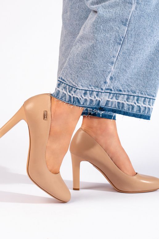 I classici tacchi alti beige a tacco...
