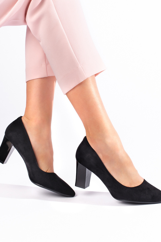 tacchi alti neri sul tacco di Sergio...