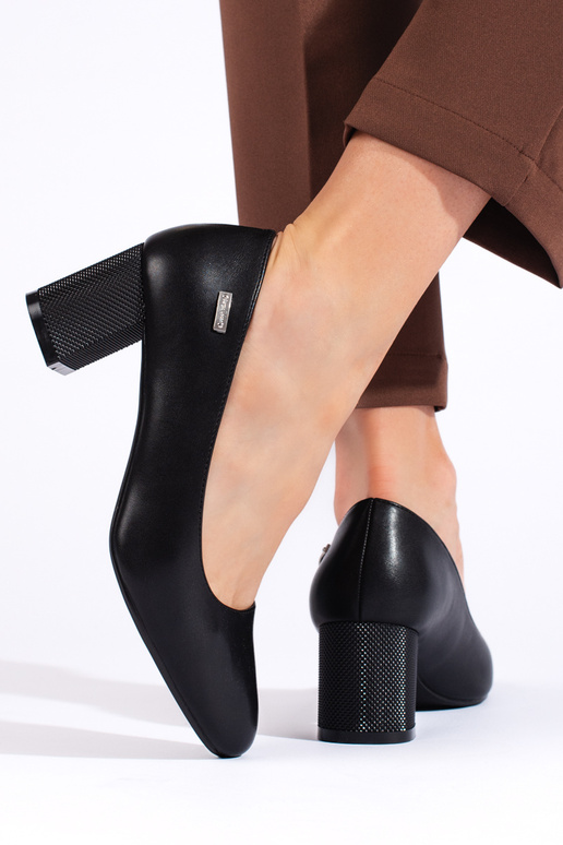 tacchi alti neri sul tacco di Sergio...