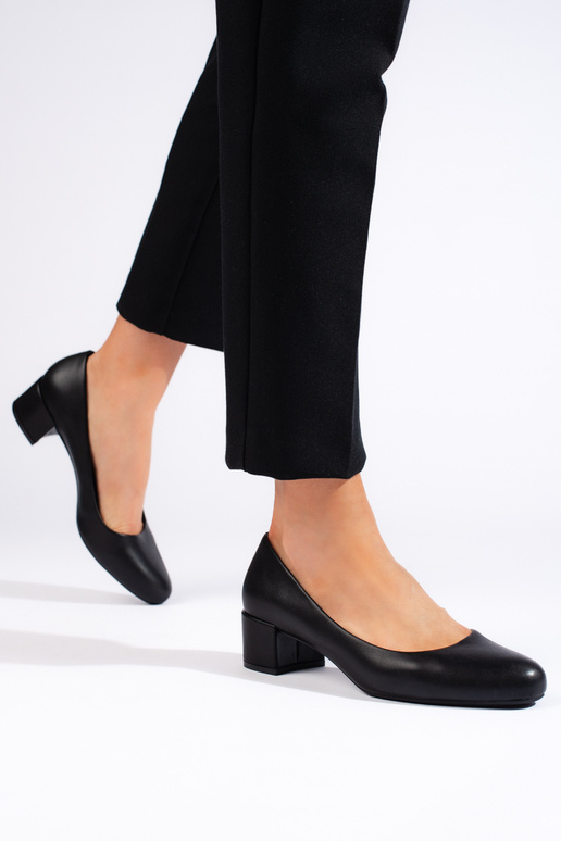 Scarpe eleganti nere con tacco alto e... Scarpe eleganti nere con tacco alto e...