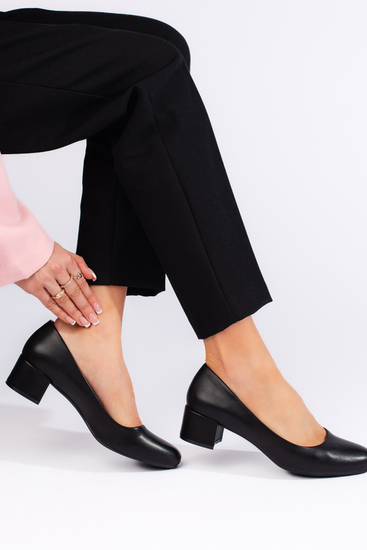 Scarpe eleganti nere con tacco alto e... Scarpe eleganti nere con tacco alto e...