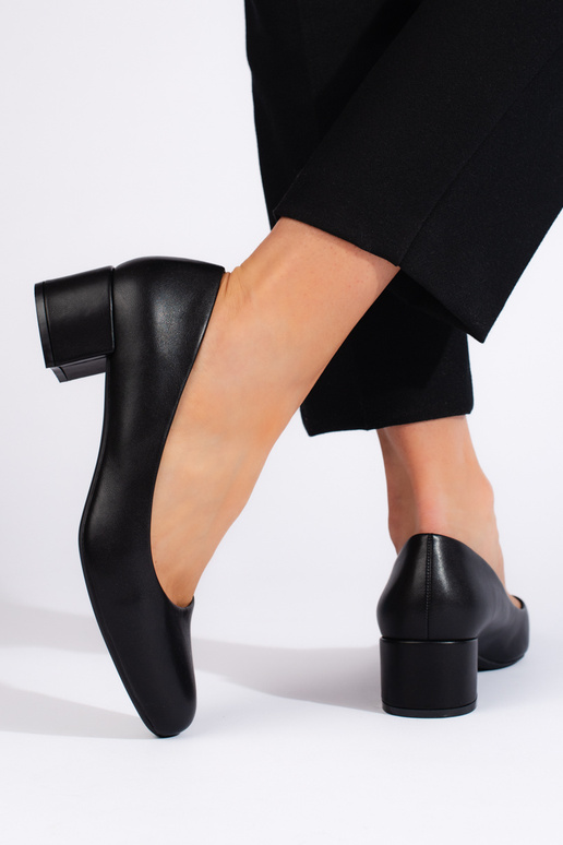 Scarpe eleganti nere con tacco alto e... Scarpe eleganti nere con tacco alto e...