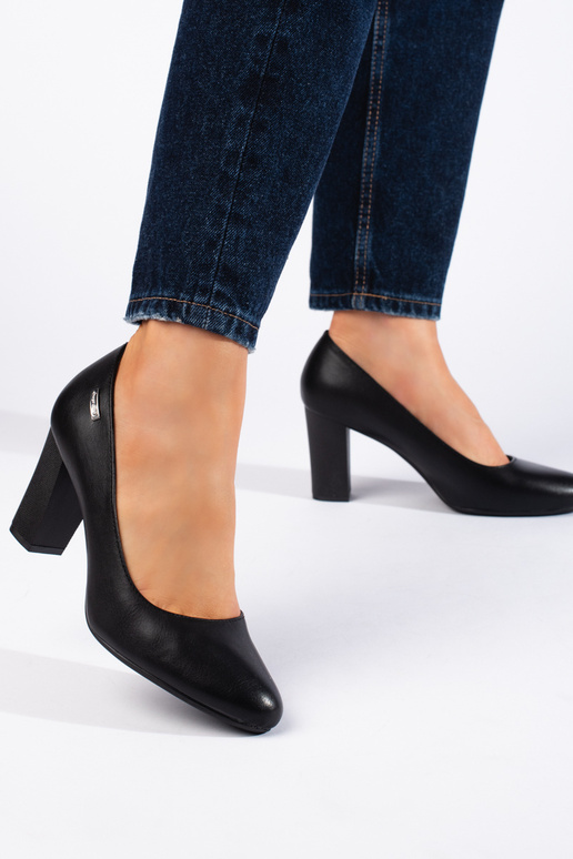 tacchi alti neri sul tacco di Sergio...