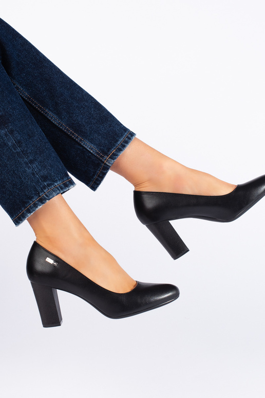 tacchi alti neri sul tacco di Sergio...