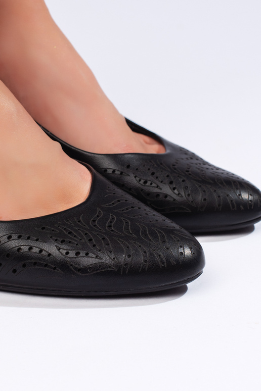 con elementi traforati, tacco alto...