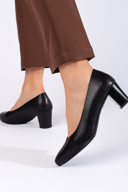 Tacchi alti neri in stile elegante