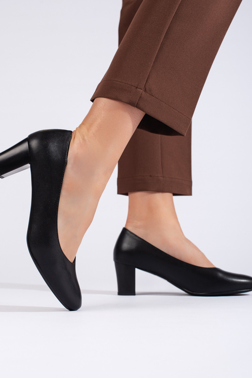 Tacchi alti neri in stile elegante