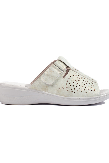 sandali con elementi traforati