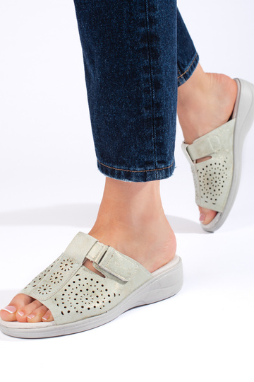 sandali con elementi traforati 2