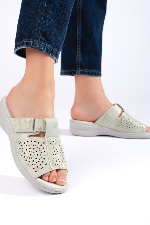 sandali con elementi traforati