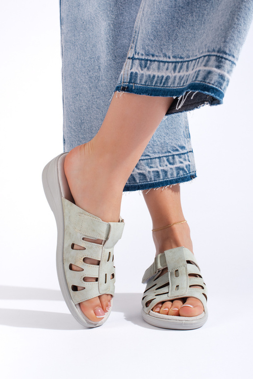 Le pantofole sono di colore grigio