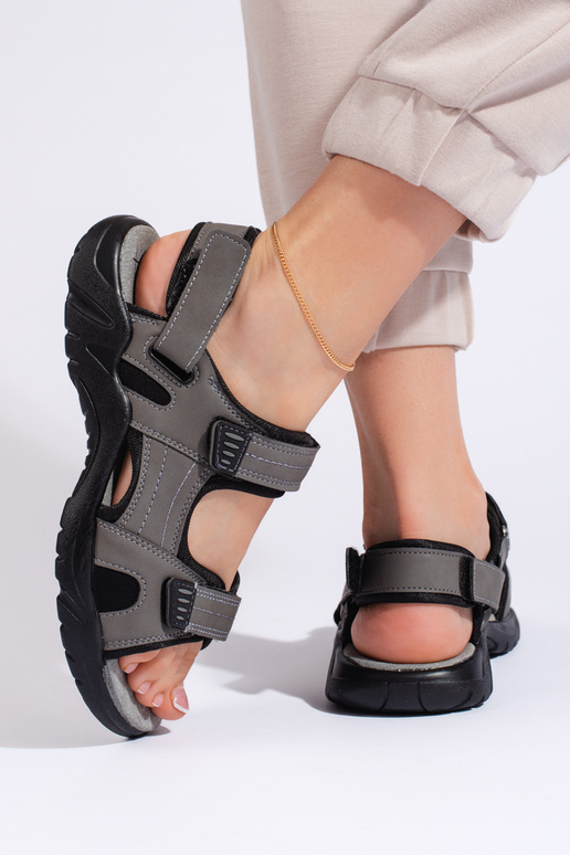 Sandali grigi dallo stile sportivo