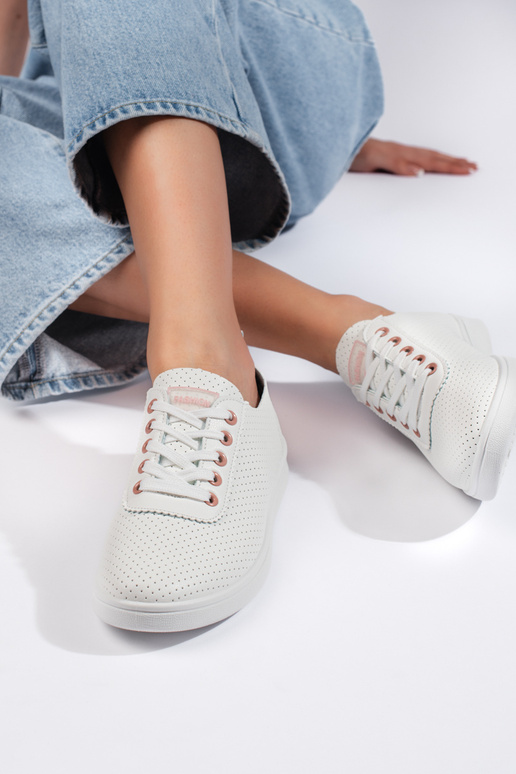 le scarpe sono bianche