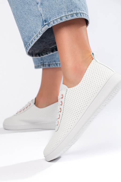 le scarpe sono bianche