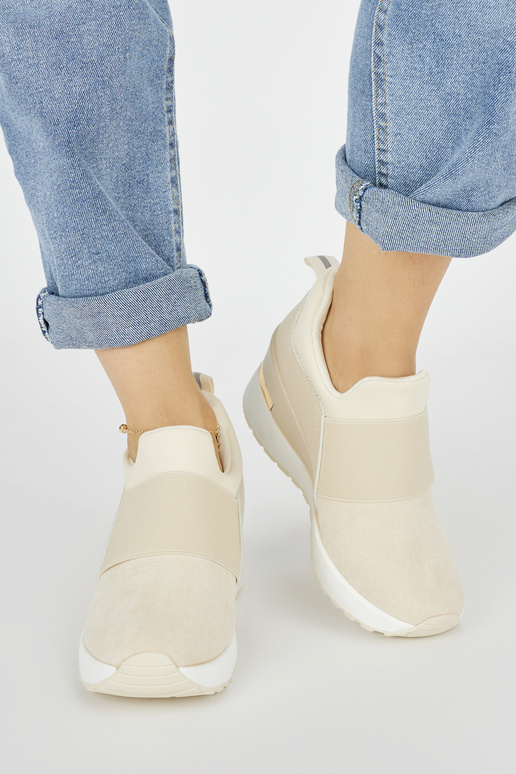 Scarpe modello Sneakers avorio su zeppa Scarpe modello Sneakers avorio su zeppa