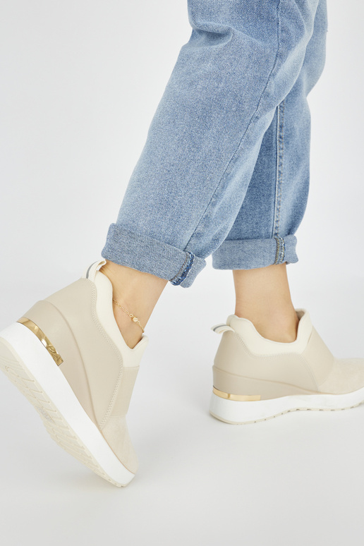 Scarpe modello Sneakers avorio su zeppa Scarpe modello Sneakers avorio su zeppa