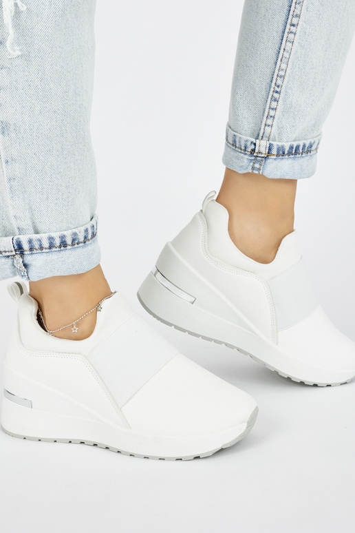 Scarpe modello sneakers bianche su zeppa Scarpe modello sneakers bianche su zeppa