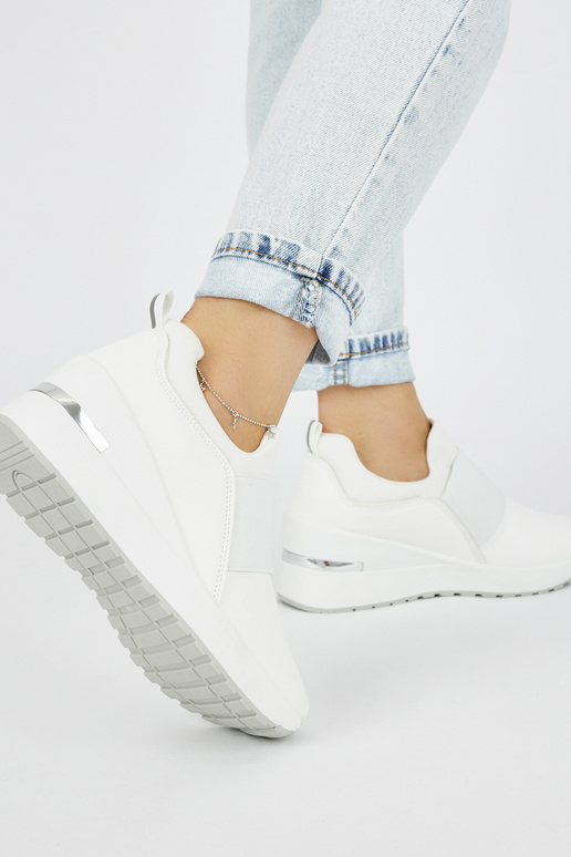 Scarpe modello sneakers bianche su zeppa Scarpe modello sneakers bianche su zeppa